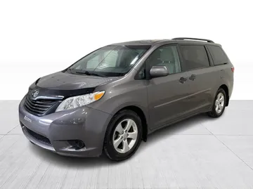 2017 Toyota Sienna - image 8