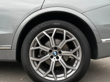 2024 BMW X7 - image 22