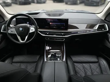 2024 BMW X7 - image 14