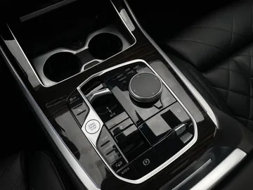 2024 BMW X7 - image 36
