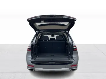2024 BMW X7 - image 13
