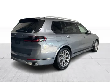 2024 BMW X7 - image 8