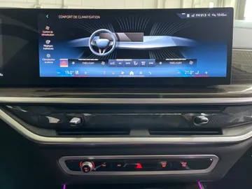 2024 BMW X7 - image 26