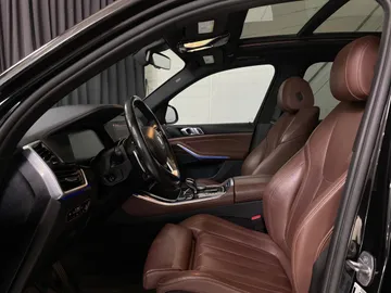 2020 BMW X5 - image 3