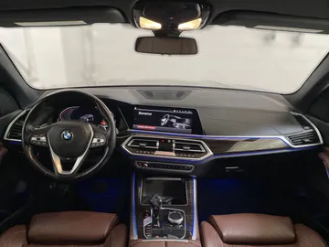 2020 BMW X5 - image 4