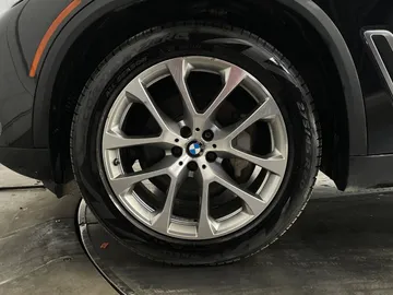 2020 BMW X5 - image 7