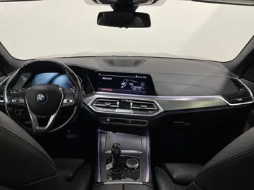 2019 BMW X5 - image 4