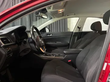 2019 Kia Optima - image 3