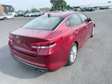 2018 Kia Optima - image 4