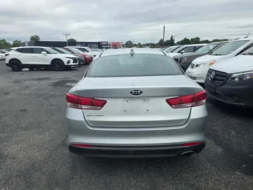 2018 Kia Optima - image 6