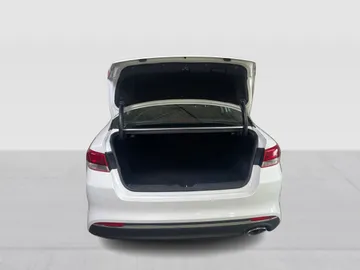 2018 Kia Optima - image 12