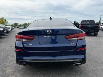 2020 Kia Optima - image 6