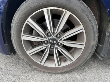2020 Kia Optima - image 7