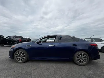 2020 Kia Optima - image 4