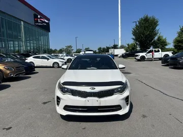 2017 Kia Optima - image 2