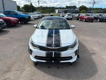 2018 Kia Optima - image 2