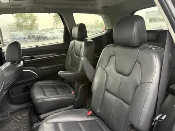 2020 Kia Telluride - image 9