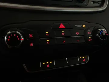 2016 Kia Sorento - image 20