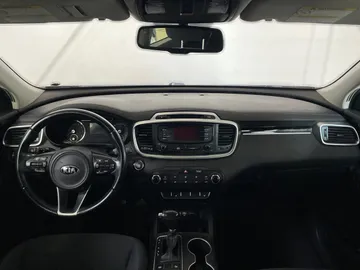 2016 Kia Sorento - image 4