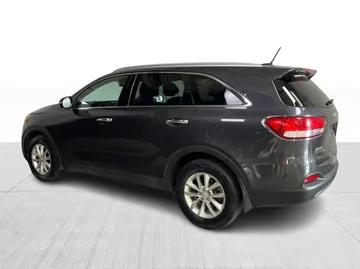 2016 Kia Sorento - image 10