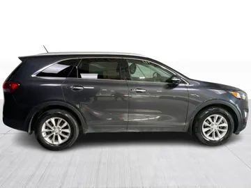 2016 Kia Sorento - image 2
