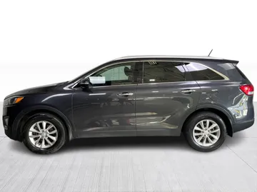 2016 Kia Sorento - image 9