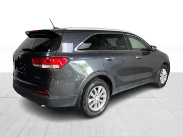 2016 Kia Sorento - image 13