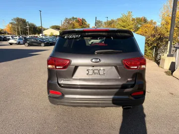 2019 Kia Sorento - image 4