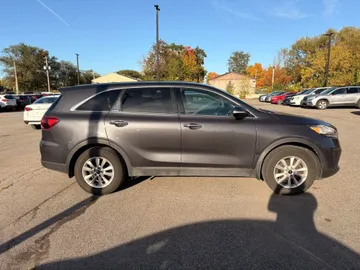 2019 Kia Sorento - image 6