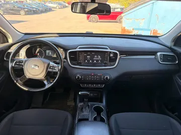 2019 Kia Sorento - image 9