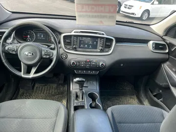 2018 Kia Sorento - image 9