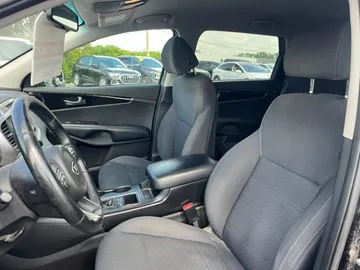 2018 Kia Sorento - image 8