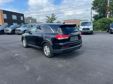 2018 Kia Sorento - image 6