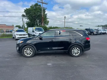 2018 Kia Sorento - image 4