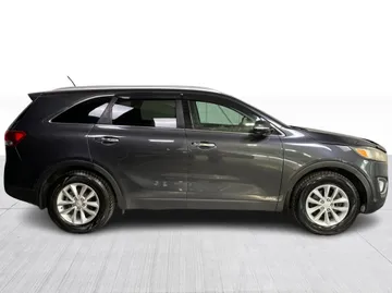 2016 Kia Sorento - image 2