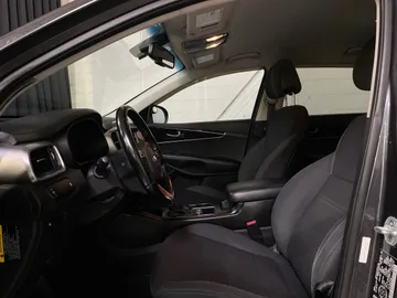 2016 Kia Sorento - image 3
