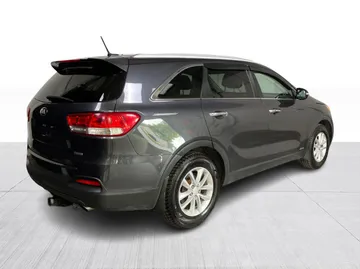 2016 Kia Sorento - image 13
