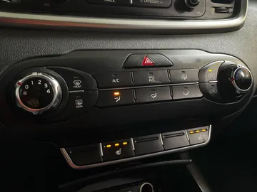 2016 Kia Sorento - image 19