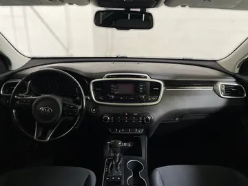 2016 Kia Sorento - image 4