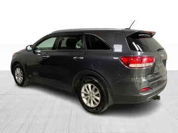 2016 Kia Sorento - image 10