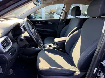 2016 Kia Sorento - image 8