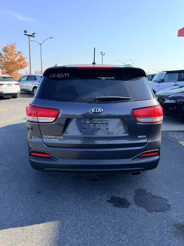 2016 Kia Sorento - image 6