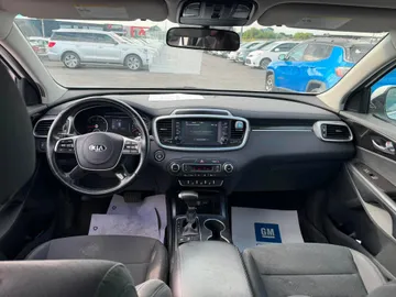 2020 Kia Sorento - image 9