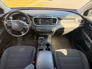 2019 Kia Sorento - image 9