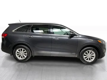 2017 Kia Sorento - image 2