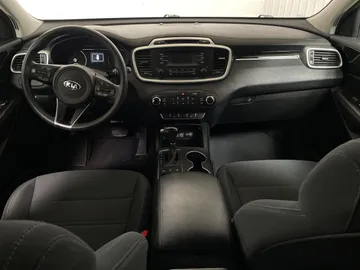 2017 Kia Sorento - image 4