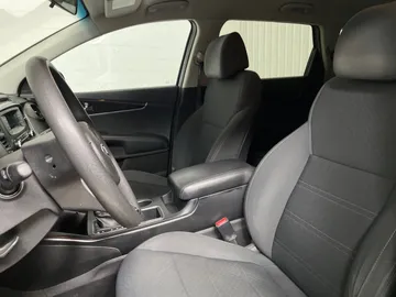 2017 Kia Sorento - image 3