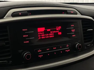 2017 Kia Sorento - image 19