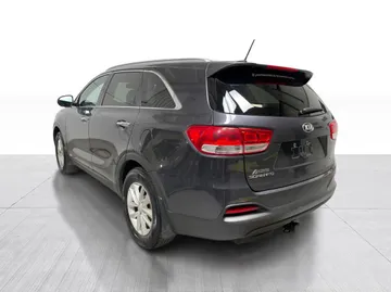 2017 Kia Sorento - image 10