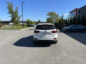 2019 Kia Sorento - image 4